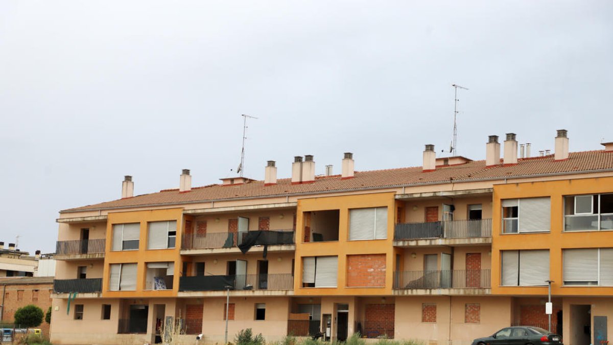 El bloc d’Ausiàs March, objecte de saquejos al ser abandonat per falta de llum i aigua.
