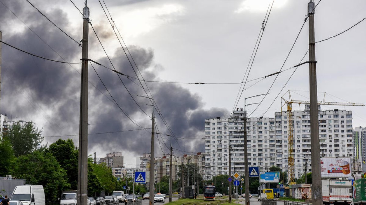 El fum dels míssils llançats ahir al nord de Kíiv.