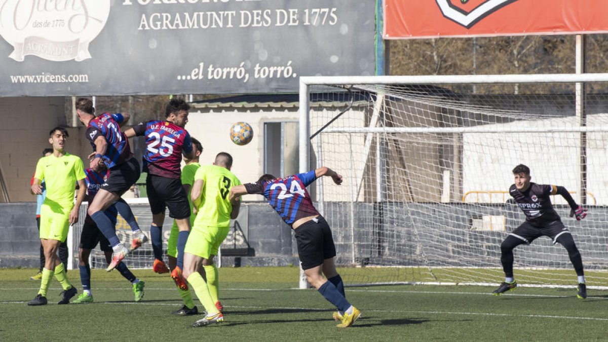 Un jugador de l’Igualada remata a la porteria del Tàrrega.