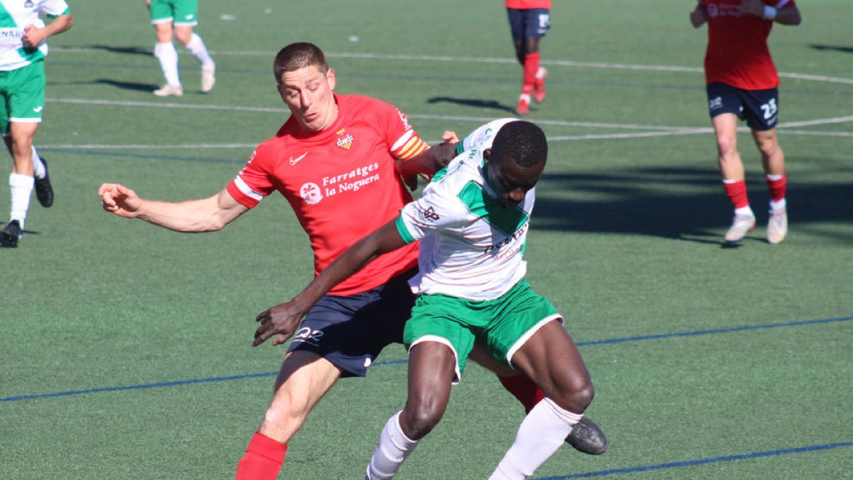El capitán del Balaguer, Isaac Solanes, presiona a un rival del Turó Peira.
