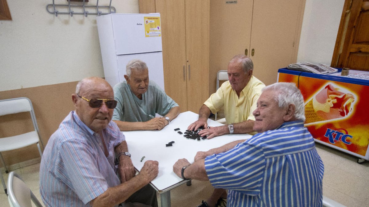 Veïns de Puigverd de Lleida juguen al dòmino a la llar de jubilats.