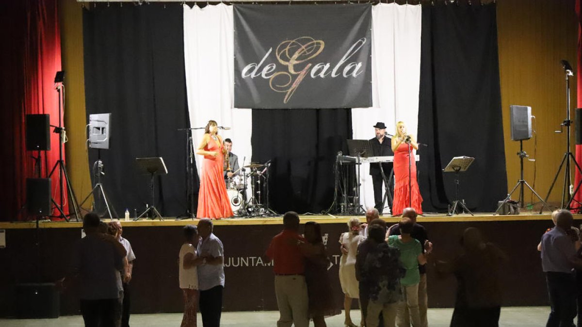 Torregrossa. Sesión de baile con el grupo De Gala ayer durante los actos de la fiesta mayor.