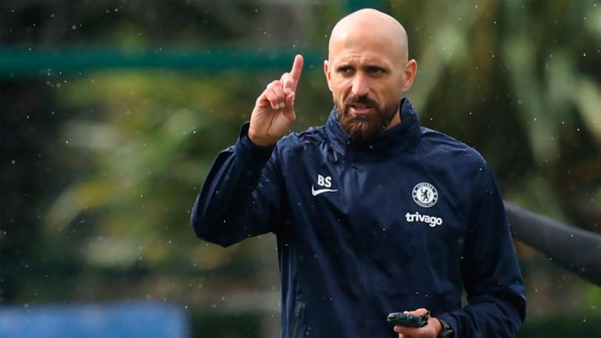 Saltor, en un entrenamiento, ejerciendo de asistente del Chelsea.
