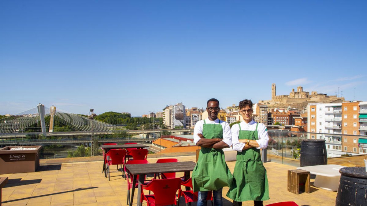 Daniel López y Nidi Niaby, uno de sus trabajadores, ayer en la terraza del restaurante ‘Alombra’.
