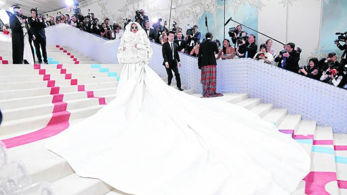 Rihanna apareció envuelta en una capa voluminosa de flores blancas.