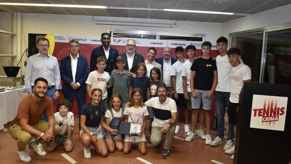L’alcalde Fèlix Larrosa, amb alguns premiats i directius.