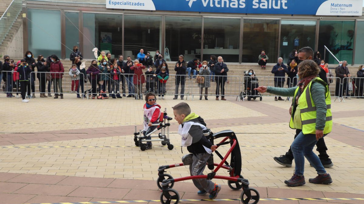 Los pequeños, muchos con problemas de movilidad, se lo pasaron en grande con las actividades adaptadas en la plaza de la Llotja