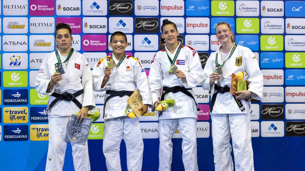 Ai Tsunoda, la segona per l’esquerra, amb la medalla d’or al podi final de la categoria.