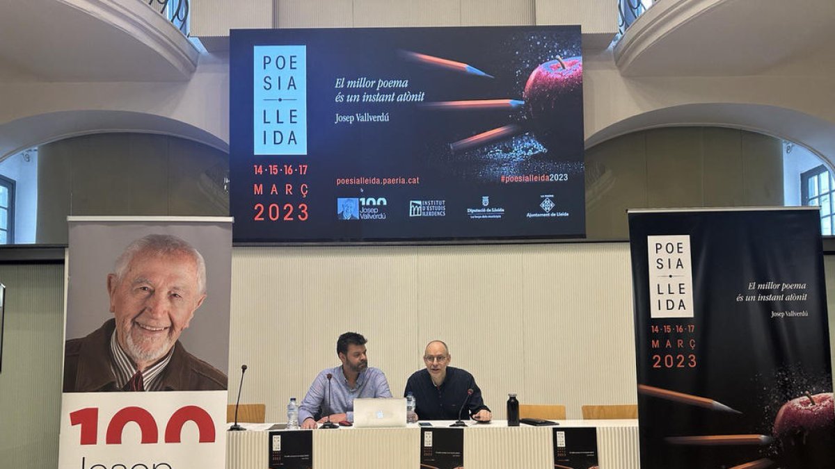 Anton Not i el regidor Jaume Rutllant van presentar ahir la nova edició del Festival Lleida Poesia.