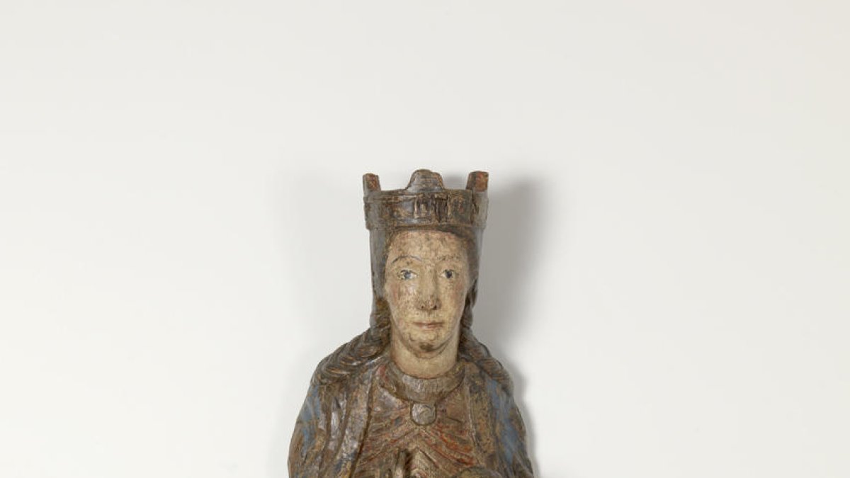 Mare de Déu amb el Nen. La talla románica del 1200, originaria del área de Solsona, mide 110 cm. de alto y conserva policromía.