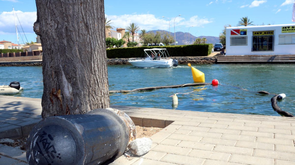 Un piló arrancat a la zona en què van caure els dos cotxes al canal d’Empuriabrava.