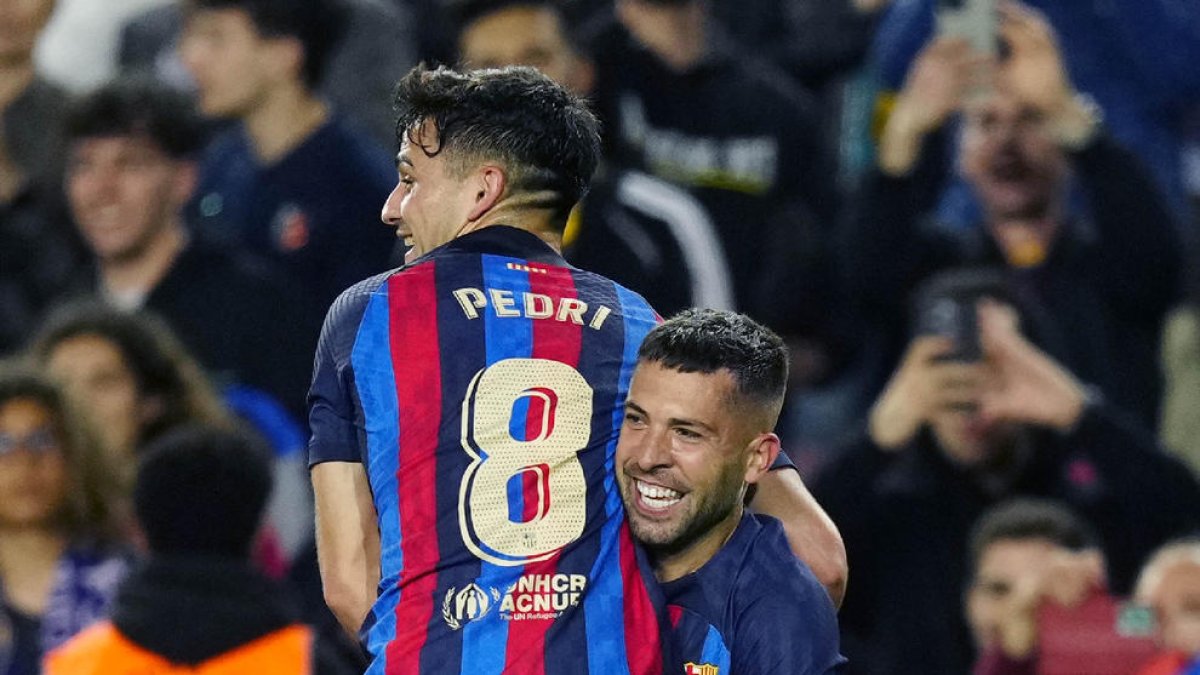 Jordi Alba celebra un gol con Pedri.