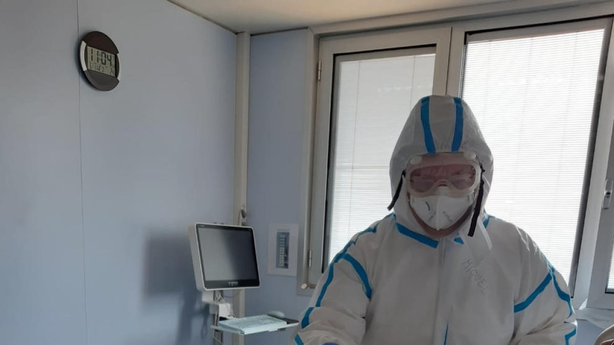 Un paciente con Covid en la UCI haciendo una videollamada.