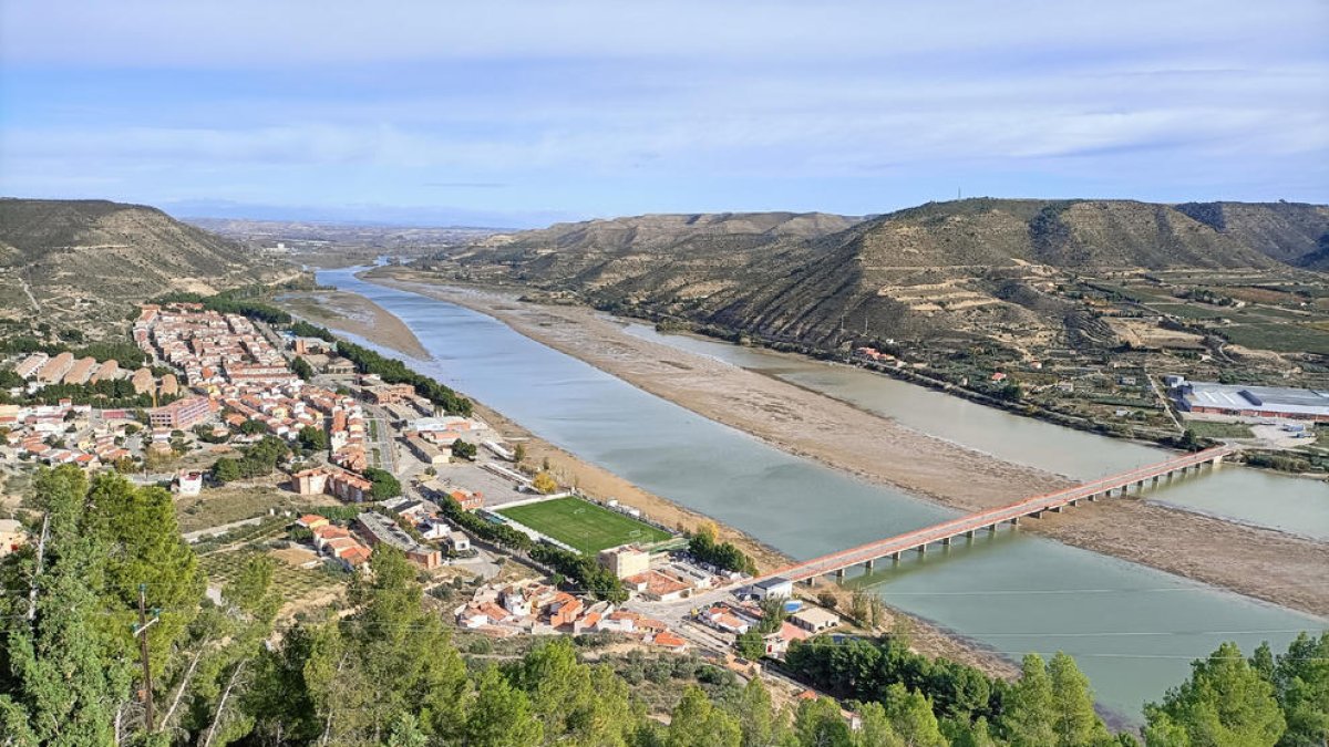Las extensas franjas de lodo que la sequía ha dejado a la vista en el curso del Segre en Mequinensa.