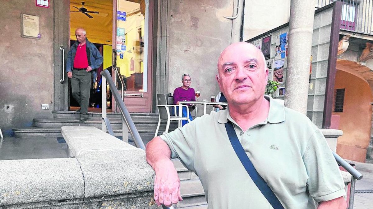 Josep Zurita, en la entrada del Casal de Cervera, admite que algún día podrá montar de nuevo en una bicicleta porque lo lleva “en la sangre”.