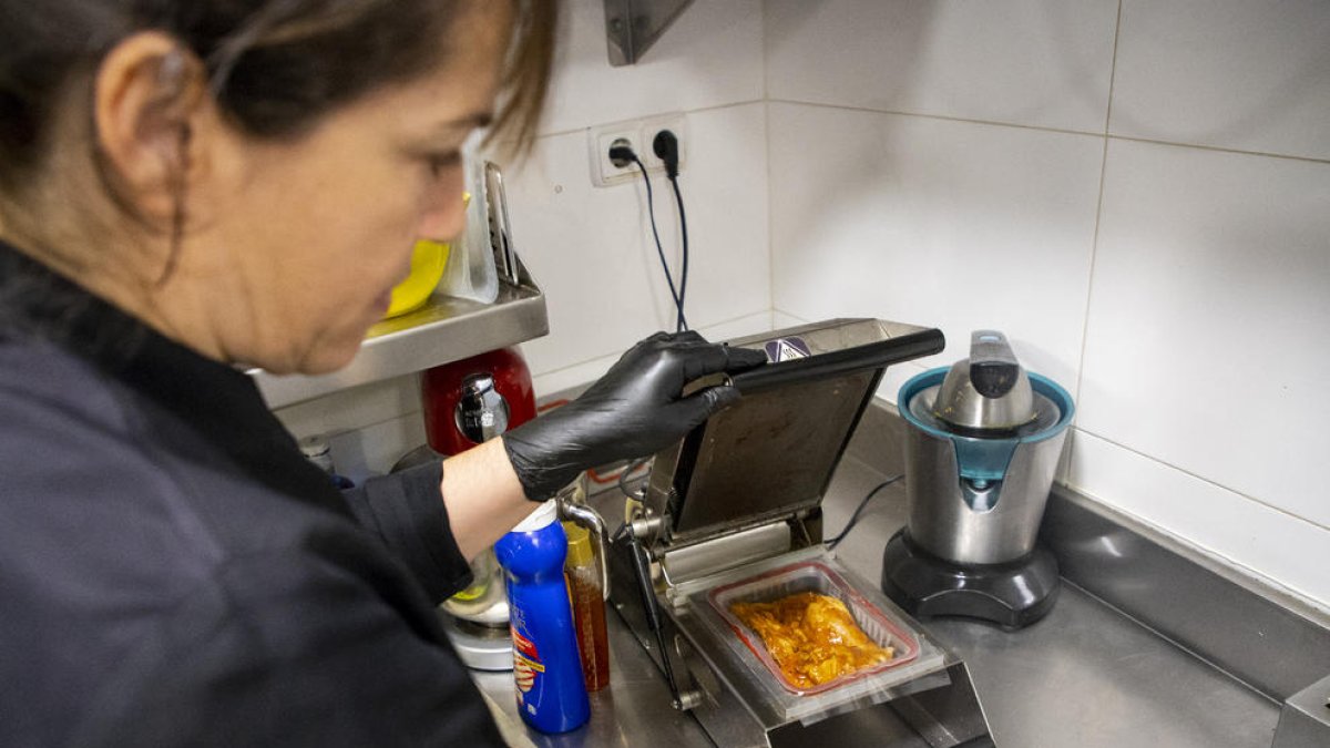 Restaurantes como el Tòfol, en la imagen, envasan la comida para que los clientes se la pueden llevar a casa.