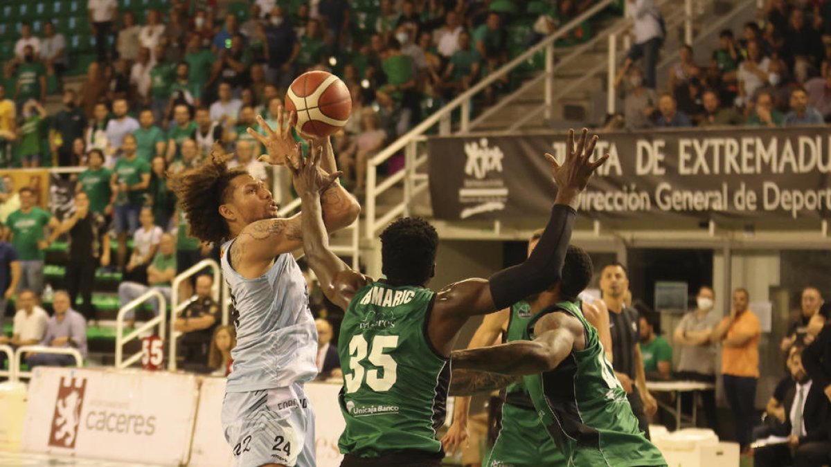 L’afició del Càceres es va acarnissar amb Michael Carrera, a qui no va deixar de provocar en tot el partit.