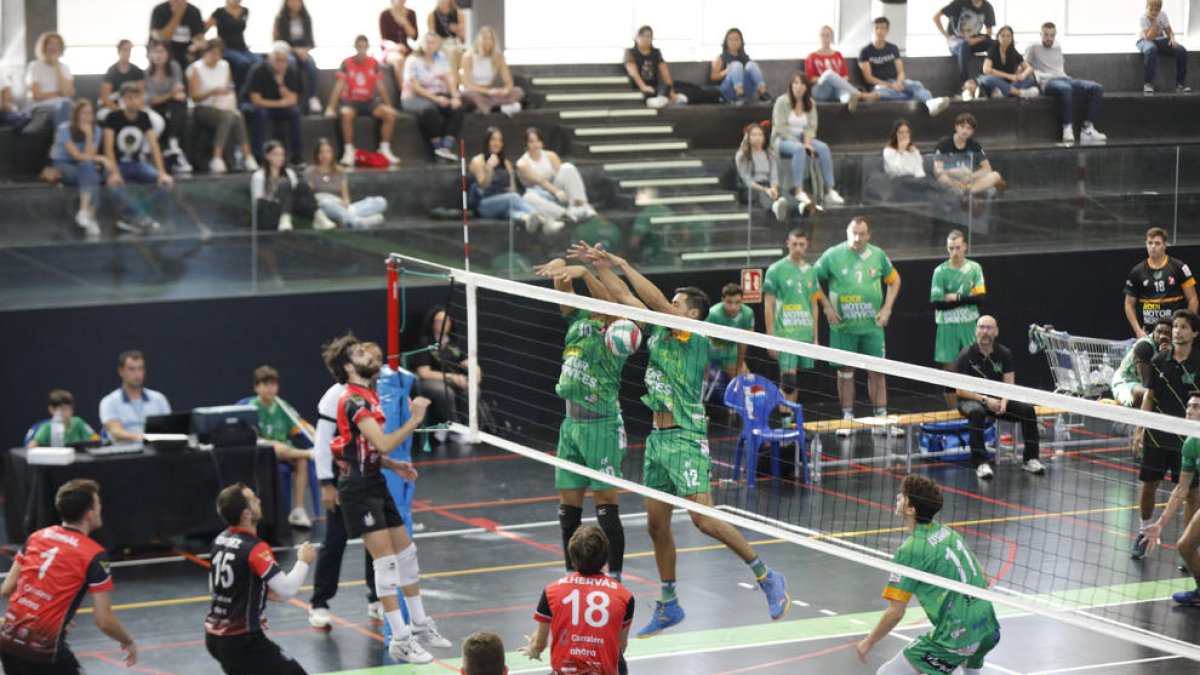 Dos jugadores del Rodi Balàfia intentan bloquear un remate rival.