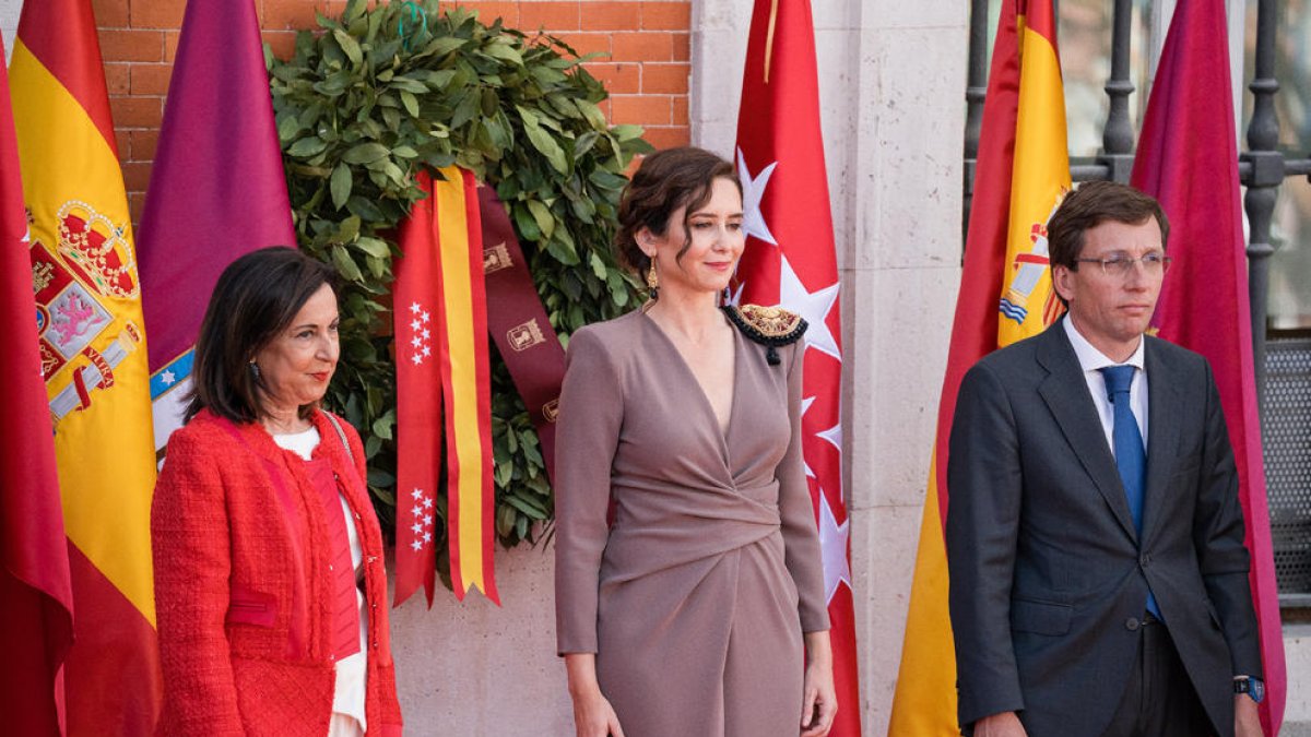 Margarita Robles, Isabel Díaz Ayuso y José Luis Martínez-Almeida, durante el desfile.