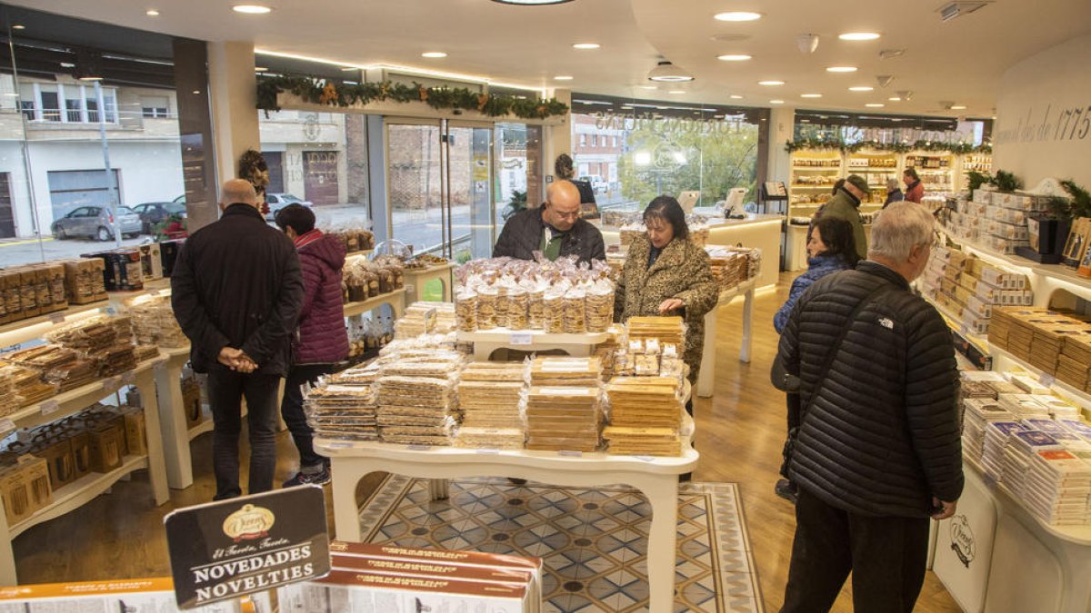 Algunos de los clientes que ha recibido estos días el establecimiento de Torrons Vicens en Agramunt