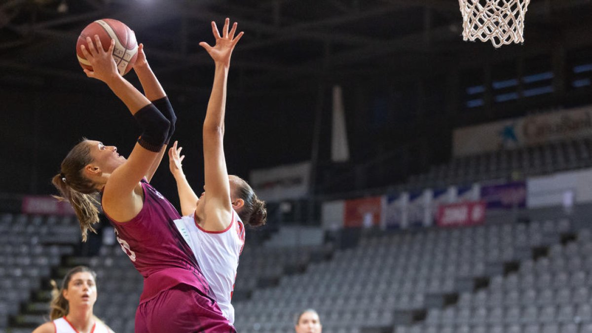 Una jugadora del CB Lleida lanza a canasta en el anterior partido.
