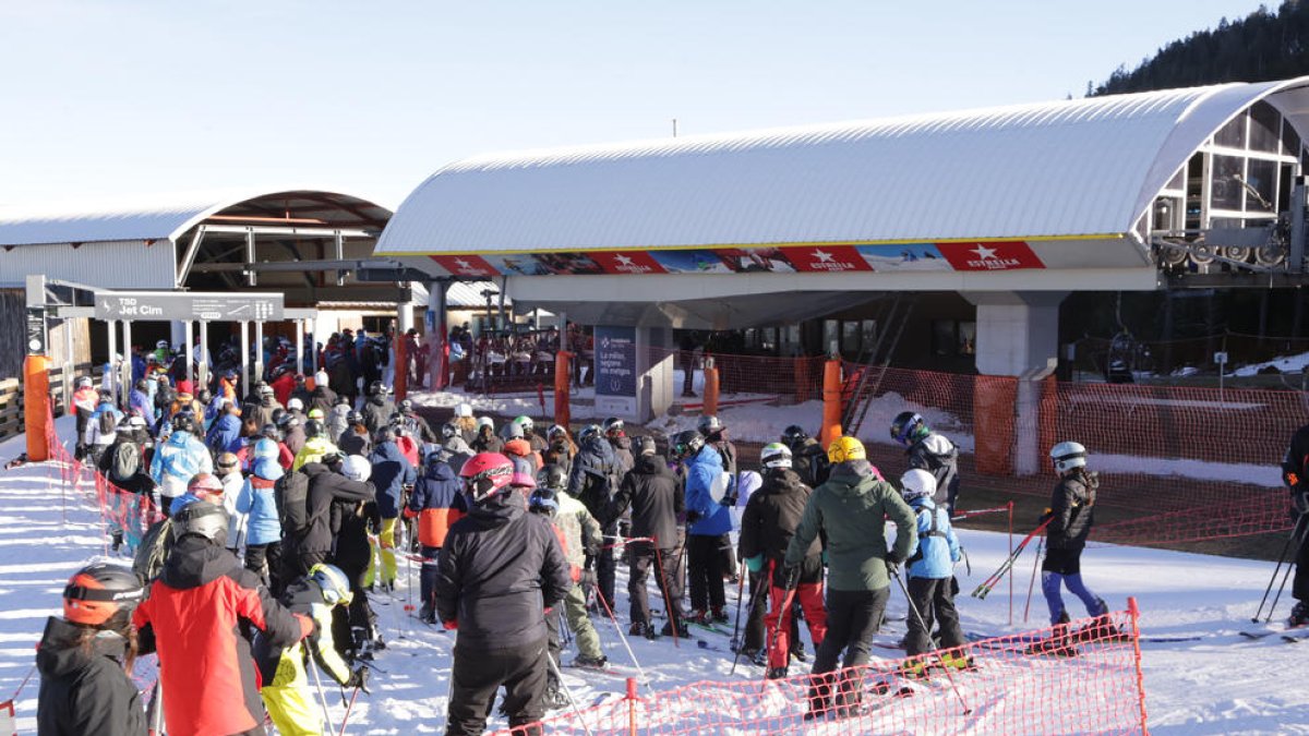 Alguns dels esquiadors que ahir van visitar les pistes de Port Ainé.