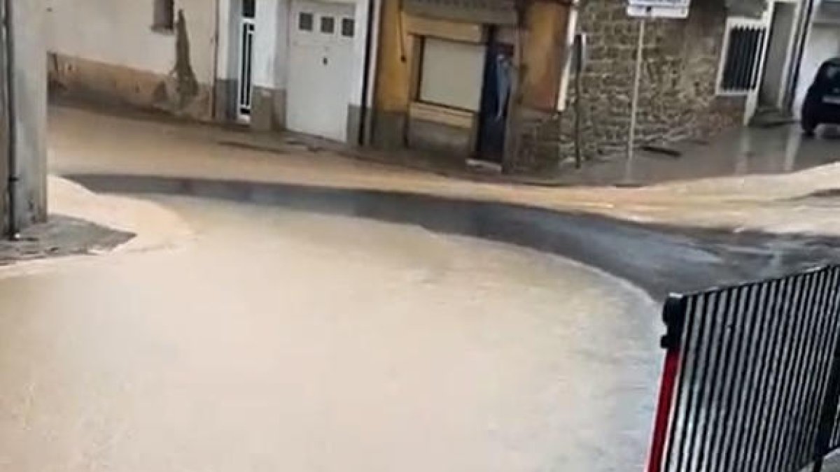 Un aiguat inunda carrers a Preixens