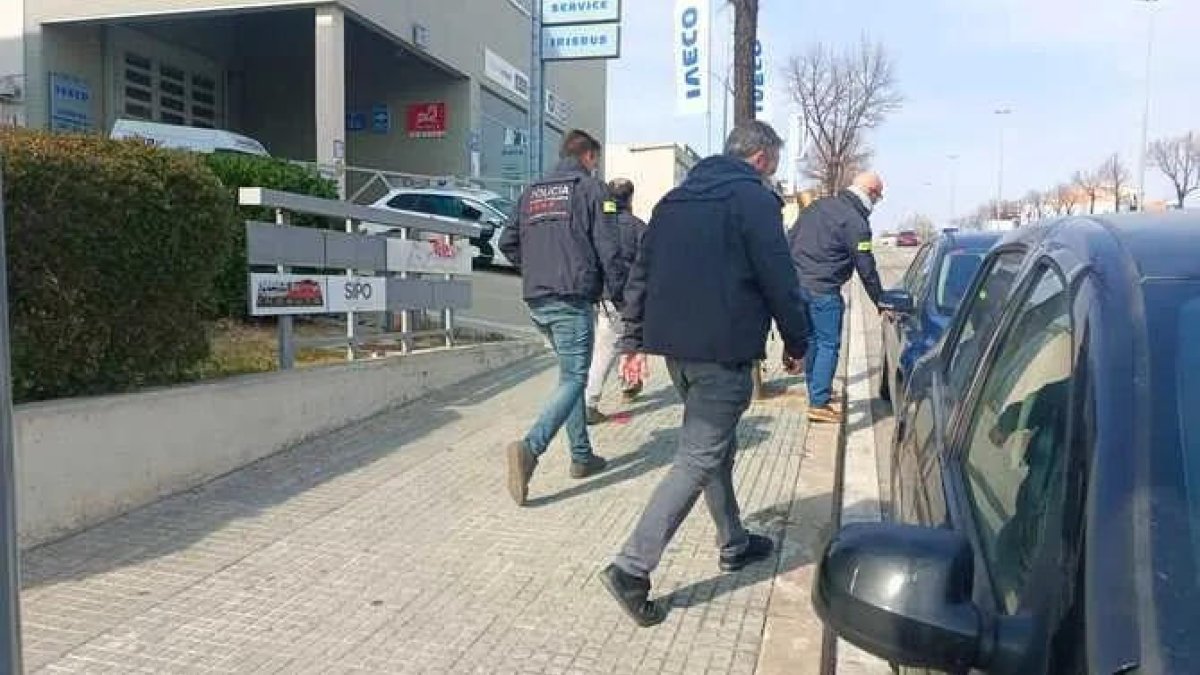 Guàrdies civils sortint ahir de l’escorcoll de la seu d’Ambulàncies Egara a Terrassa.