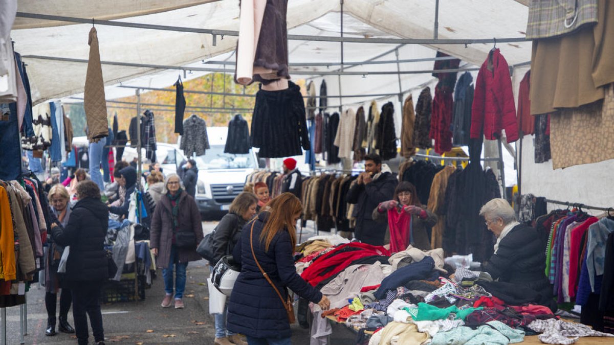 Clientes ayer en el mercadillo del Camp d’Esports.