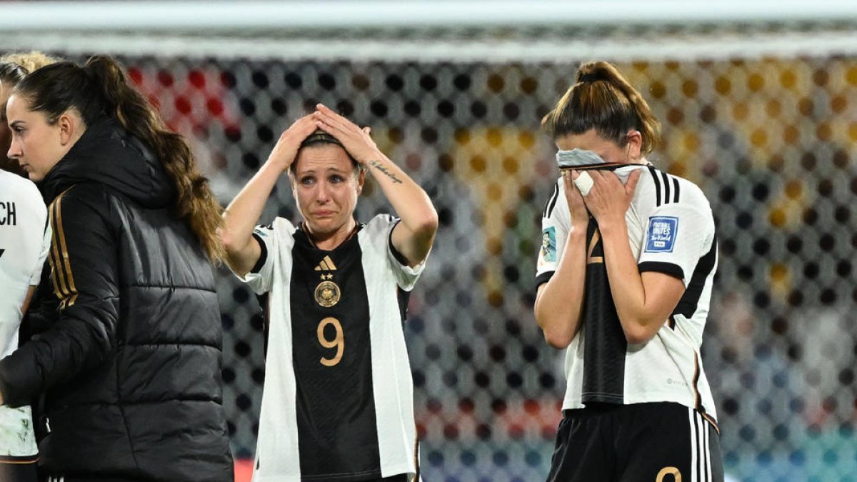 Las alemanas Huth y Hagel se lamentan tras el partido, una vez certificada la eliminación.