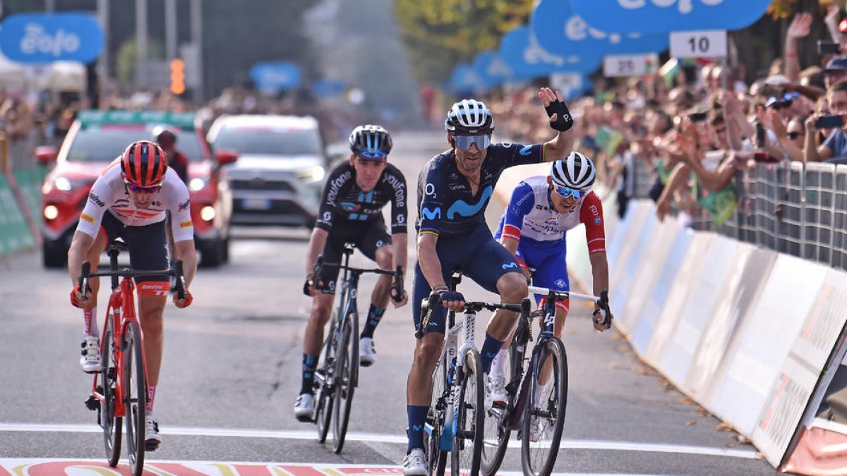 Alejandro Valverde saluda a los aficionados en su última carrera.