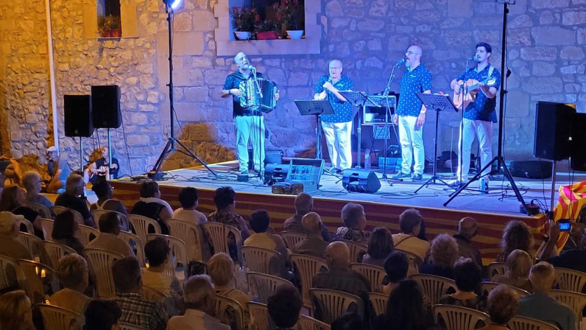 Havaneres a Maials. Les havaneres del grup Cavall Bernat van sonar divendres a la plaça Maneta de Maials.