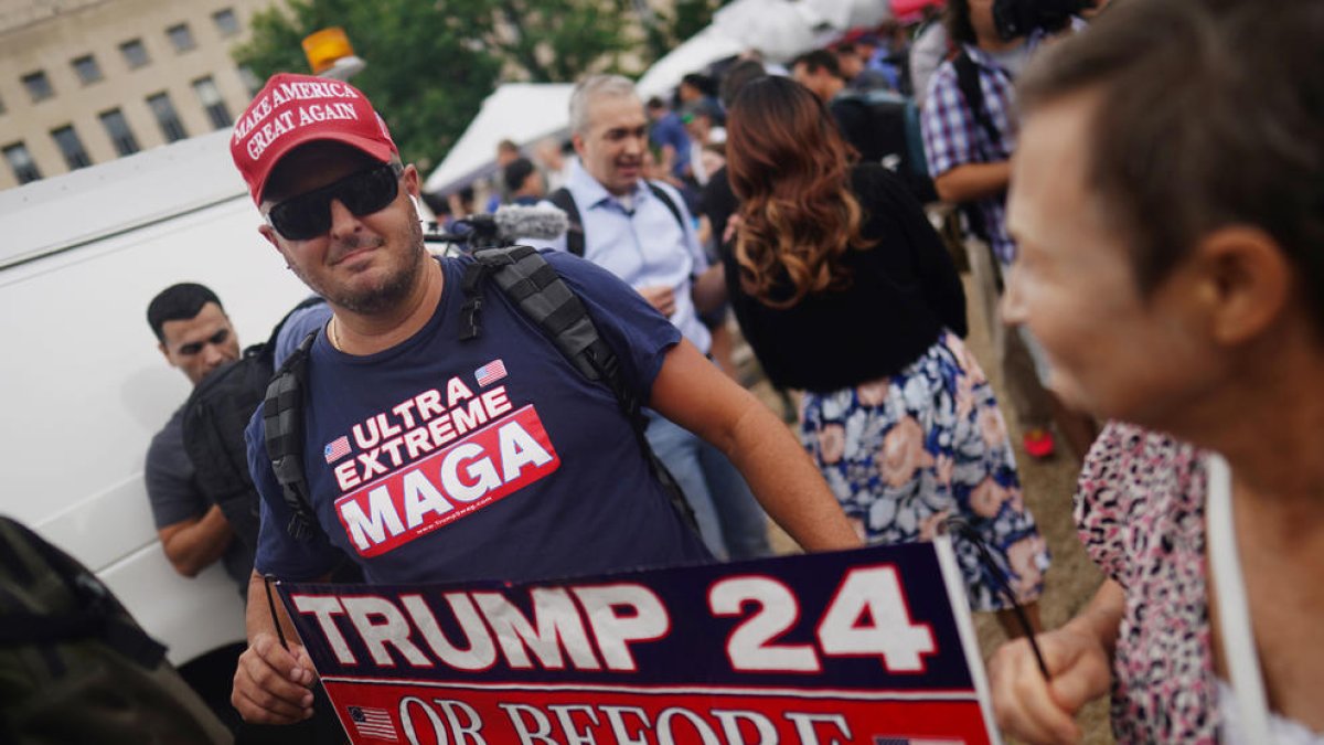 Manifestantes apoyan a Trump ayer ante el tribunal en Washington.