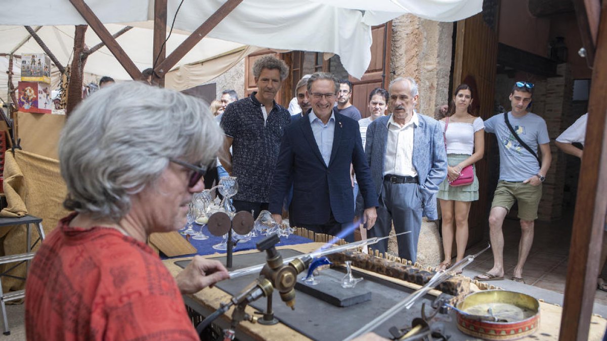 El conseller Jaume Giró va inaugurar el certamen i va visitar els estands.