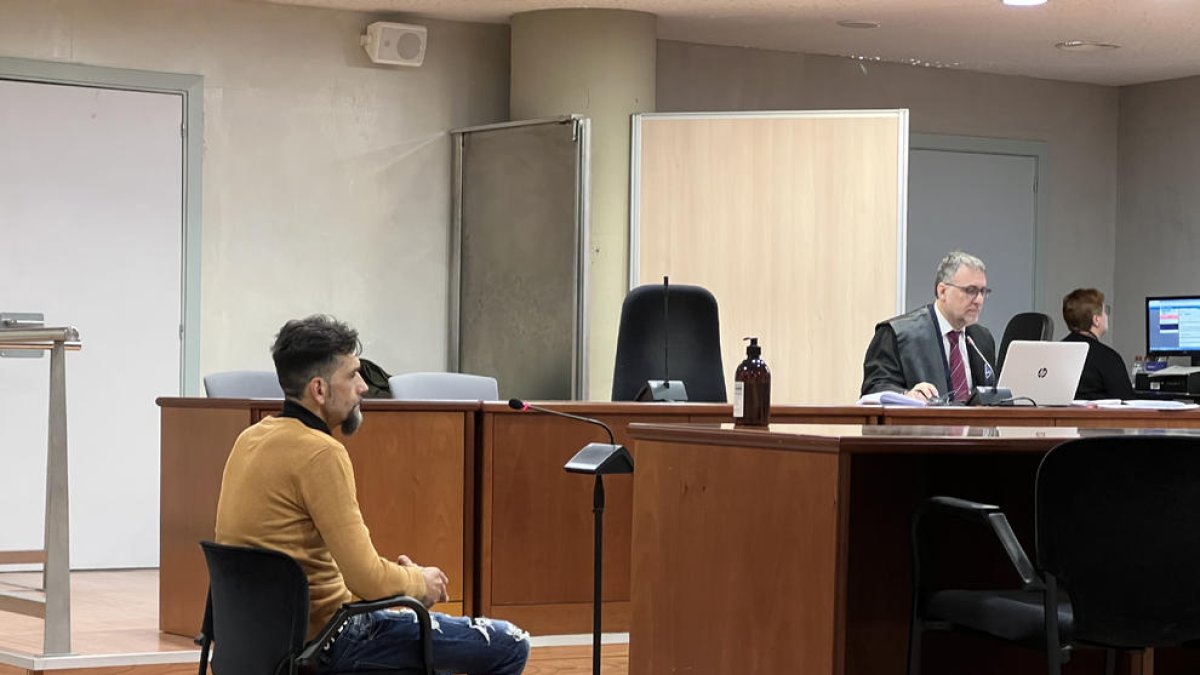 L’acusat, durant la sessió del judici d’ahir a l’Audiència.