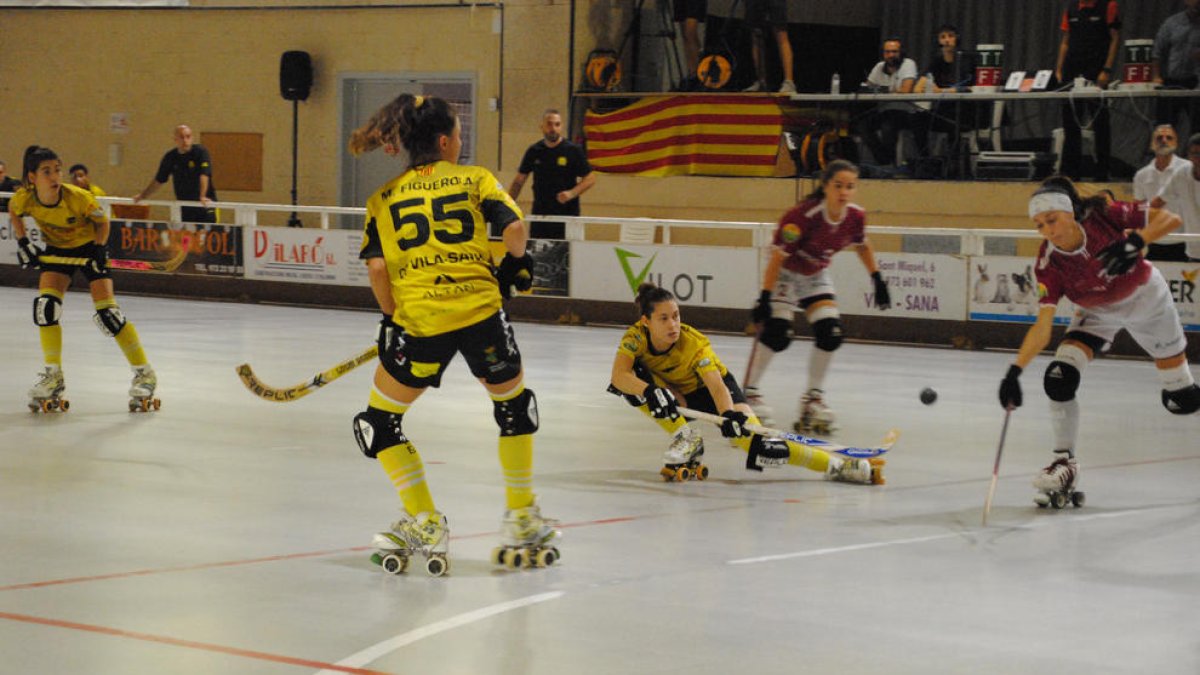 Victòria Porta, autora de dos gols, remata una pilota davant de la mirada de la seua companya Maria Figuerola, que va marcar els altres dos.