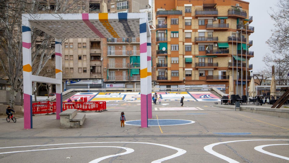 El mural de la plaça del Clot avança i els artistes han acolorit fins i tot la gran marquesina de formigó.
