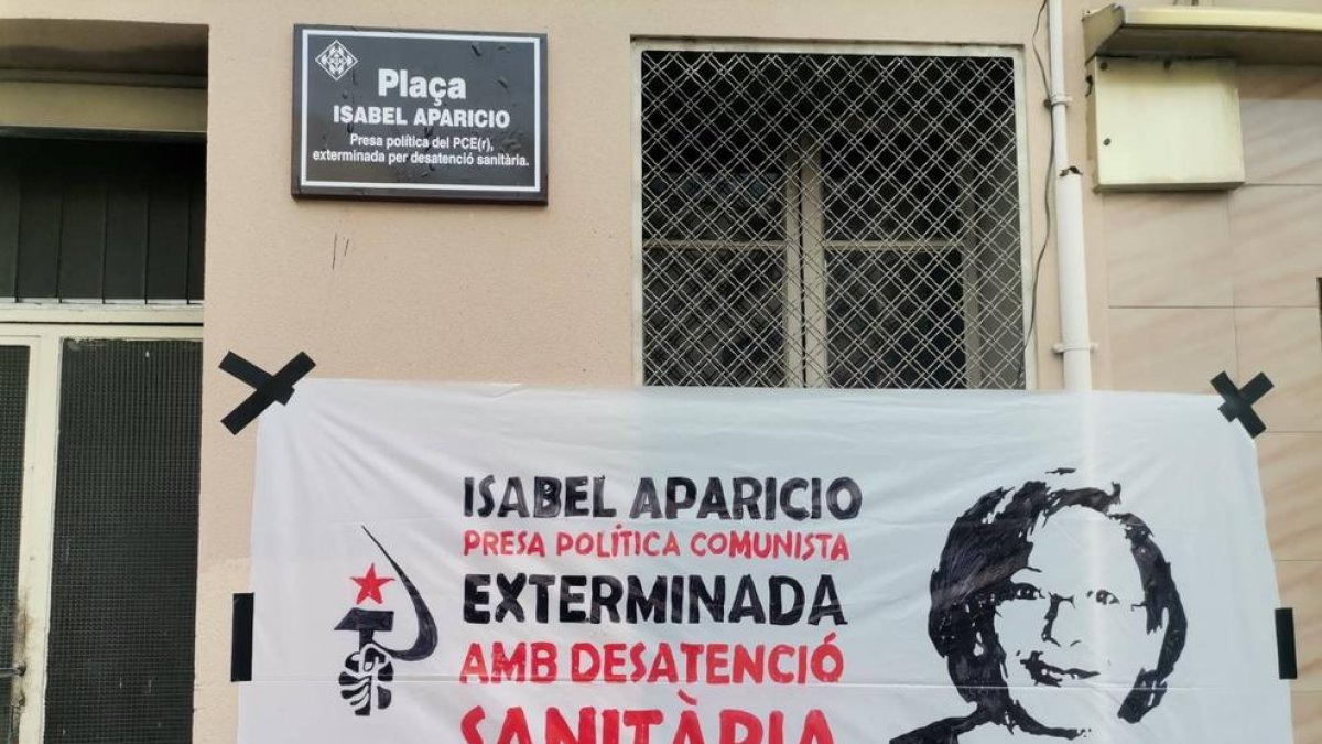 La Plataforma Antirepressiva de Ponent por la memoria histórica cambia la placa dedicada a Lluís Besa por la de Isabel Aparicio