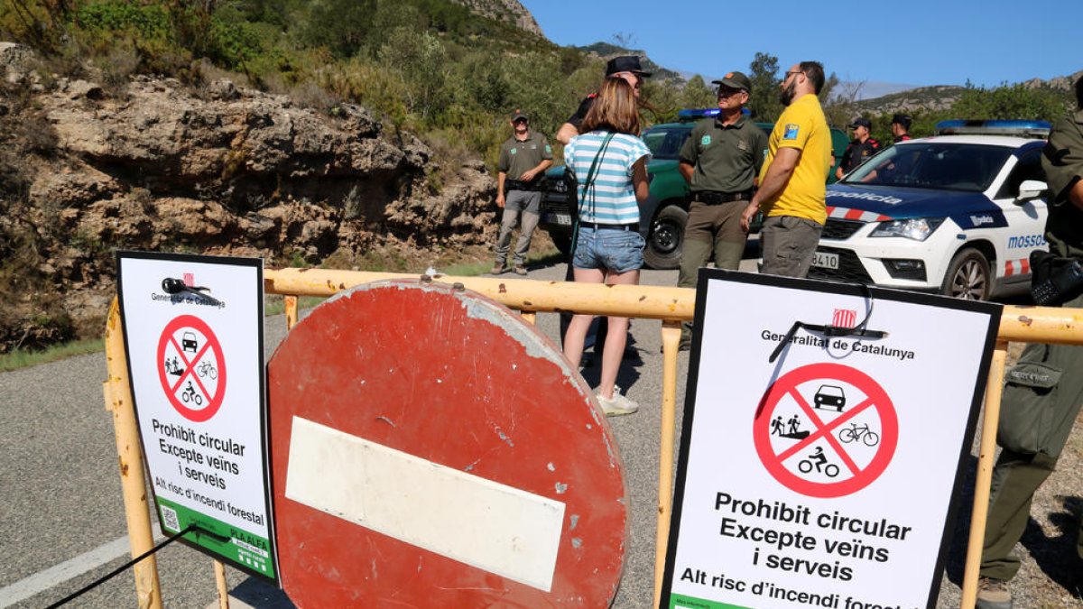 Mossos y Agentes Rurales cortan un acceso al parque de Els Ports.