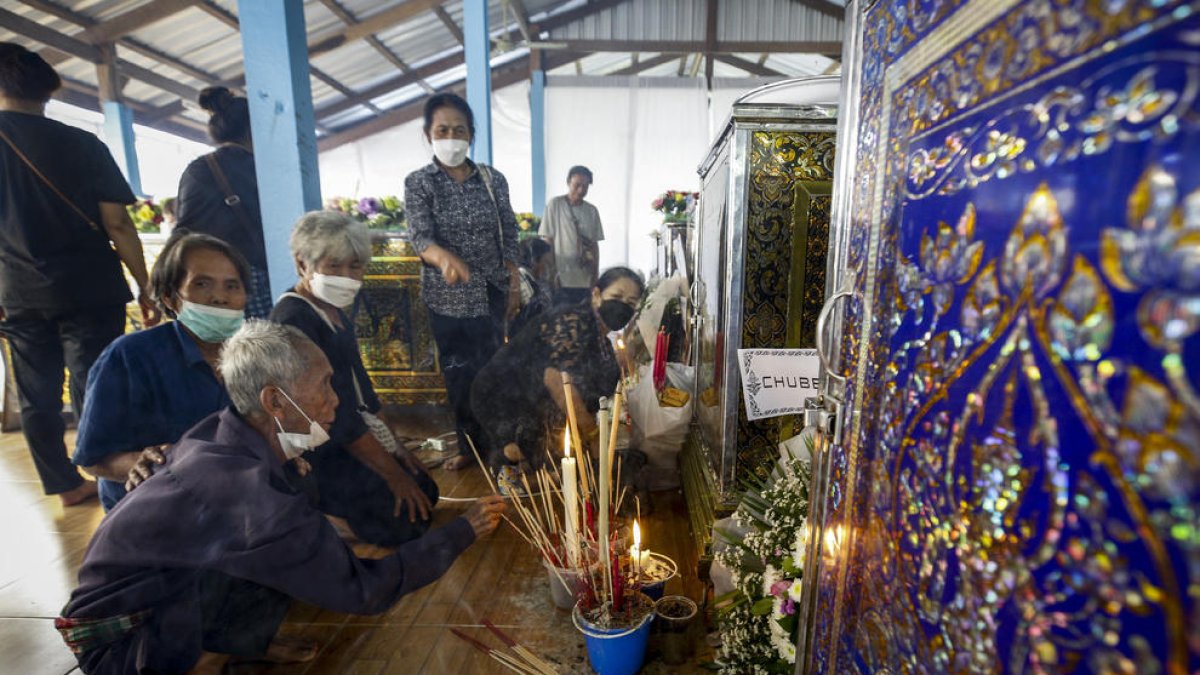 Familiars al funeral d’una de les víctimes de la massacre.