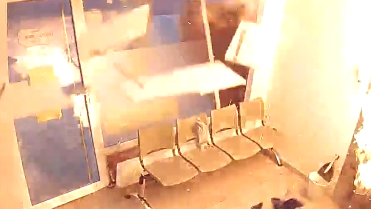 VÍDEO | Un cliente se salva por 10 segundos de una brutal explosión en una lavandería de la Coruña