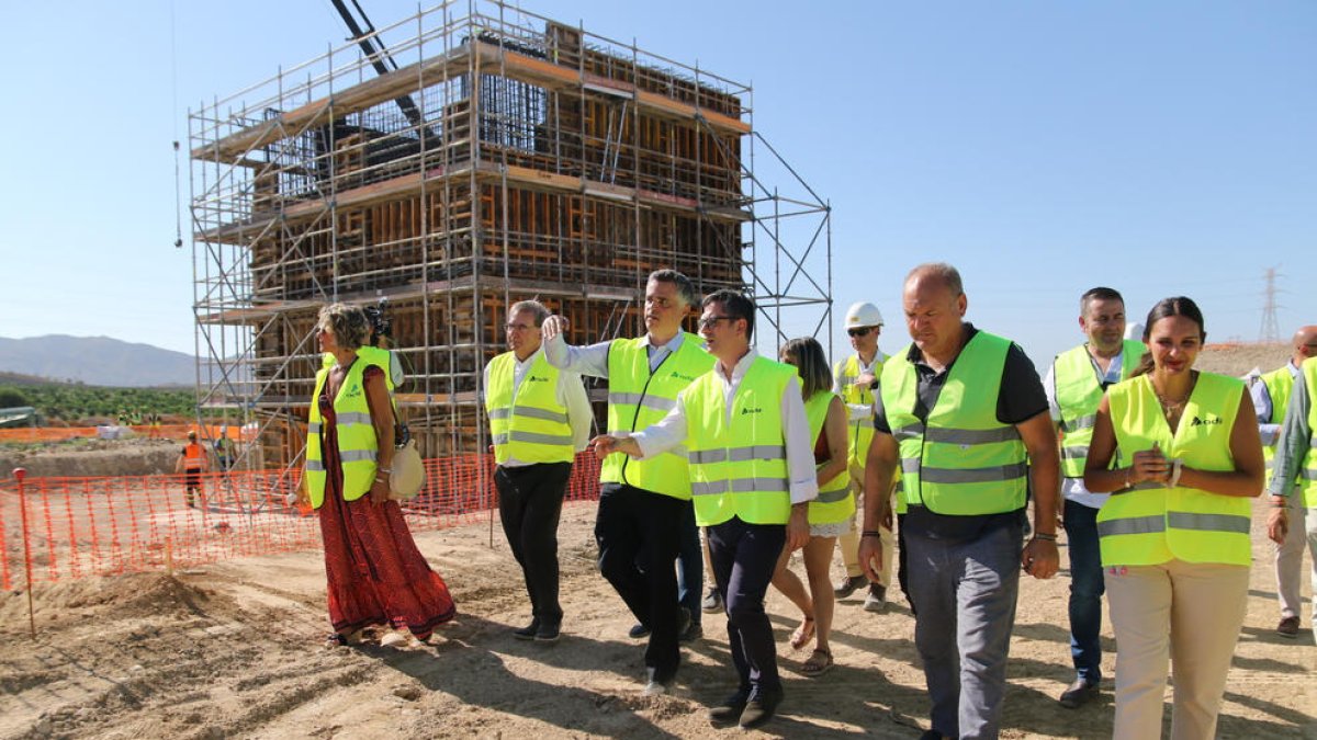 El ministre en funcions Félix Bolaños (centre) va visitar ahir les obres de la línia de l’AVE Múrcia-Almeria.