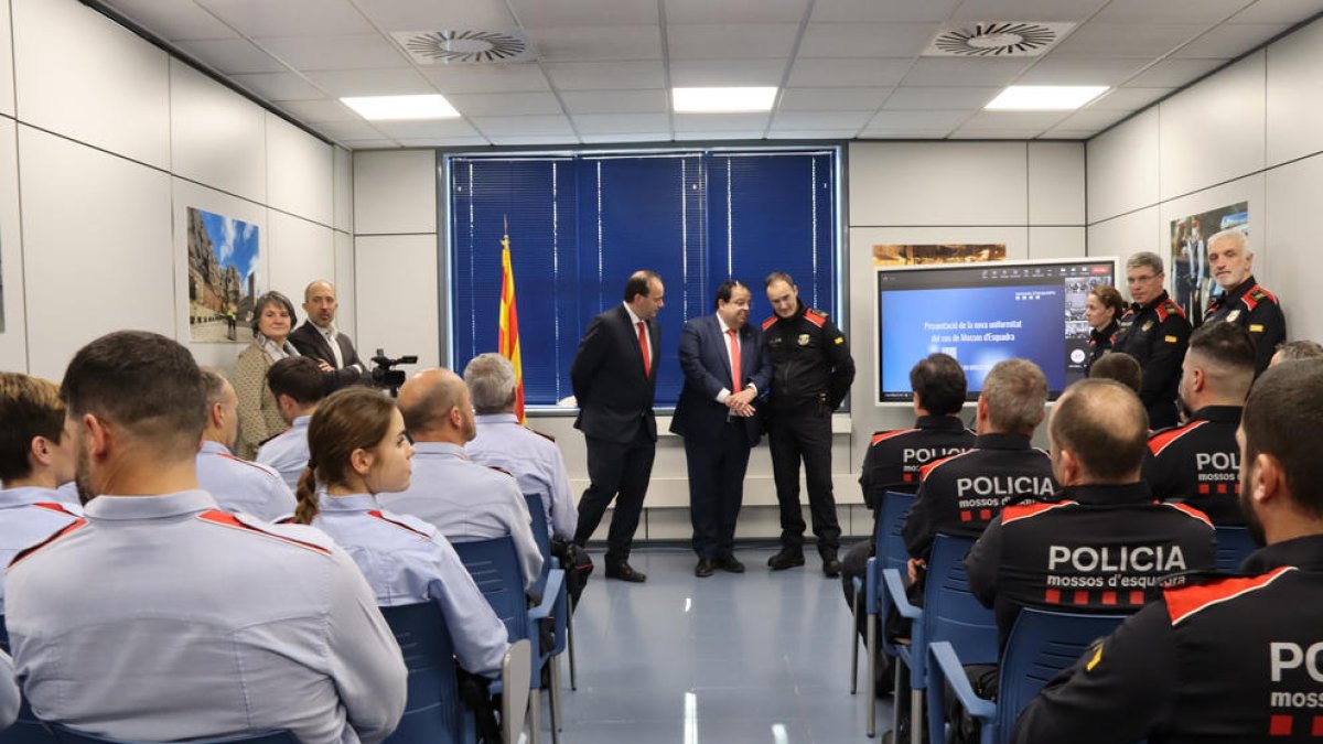 Los Mossos d'Esquadra cambian de uniforme después de 40 años