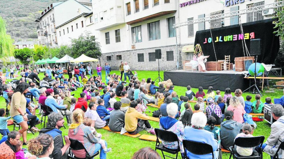 Públic en una de les propostes de Lo Llumener de Sort.