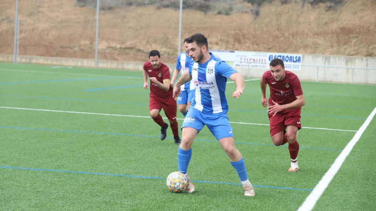 Un lance del juego durante el partido de ayer en Alcoletge.
