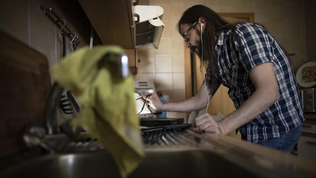 El teletreball es tradueix en ocasions en el fet que l’empleat pràcticament no desconnecti.