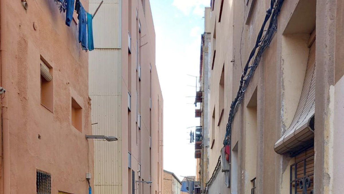 Set dotacions dels Bombers extingeixen un incendi que deixa inhabitable un edifici del carrer del Parc de Lleida