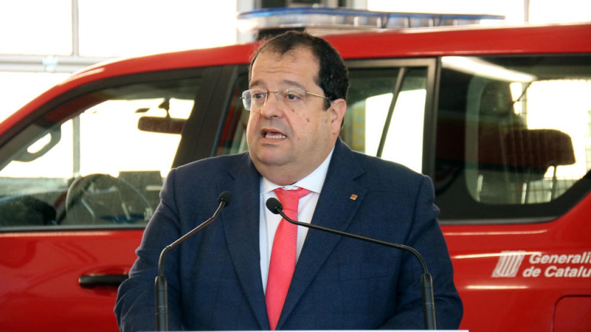 El conseller d'Interior, Joan Ignasi Elena, durant els parlaments al nou parc de Bombers de Solsona aquest divendres.