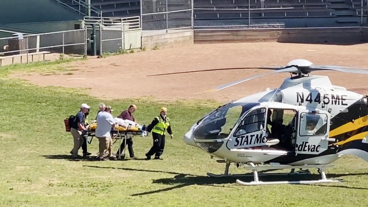Imatge del trasllat en helicòpter de Salman Rushdie després de ser apunyalat durant una conferència.