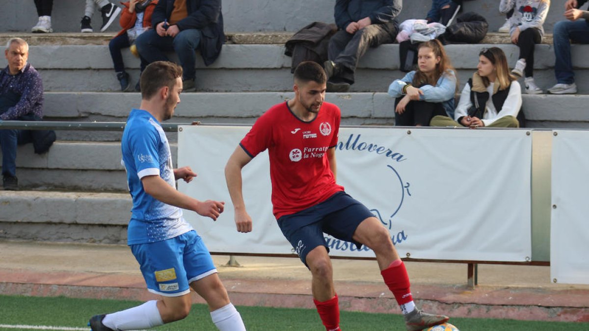 Un jugador de la Seu d’Urgell tapa Mikel, que controla la bimba al límit del terreny de joc.